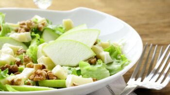 Salada Com Maçã e Nozes Aumenta Saciedade – Receita, Como Consumir e Benefícios