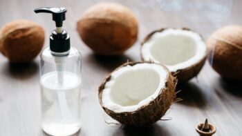 Shampoo Caseiro de Babosa e Sabão de Coco Para Hidratar os Cabelos – Receita e Como Aplicar