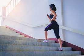 Sequência de 8 Movimentos na Escada Emagrece e Tonifica Pernas – Como Fazer e Benefícios