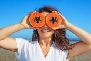 Pasta de Vitamina C e Mamão Para Bolsa dos Olhos – Receita, Como Aplicar e Benefícios