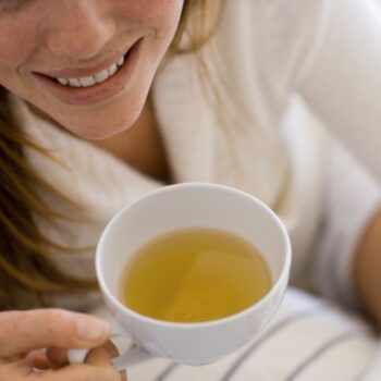 Chá de Ervas e Própolis Para Emagrecer – Receita, Como Consumir e Benefícios