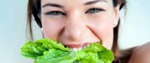 Mulher-comendo-salada-magra