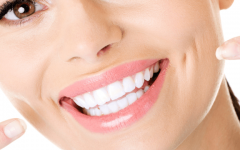 Mistura de Óleo de Coco e Açafrão Clareia os Dentes – Receita, Como Aplicar e Benefícios