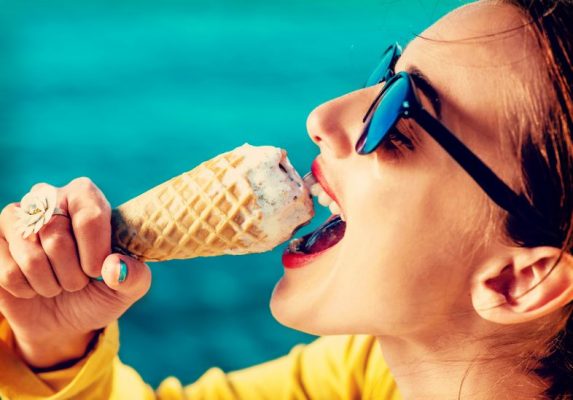 mulher-oculos-comendo-sorvete