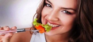 Mulher-comendo-salada