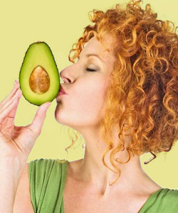 Mulher-beijando-abacate