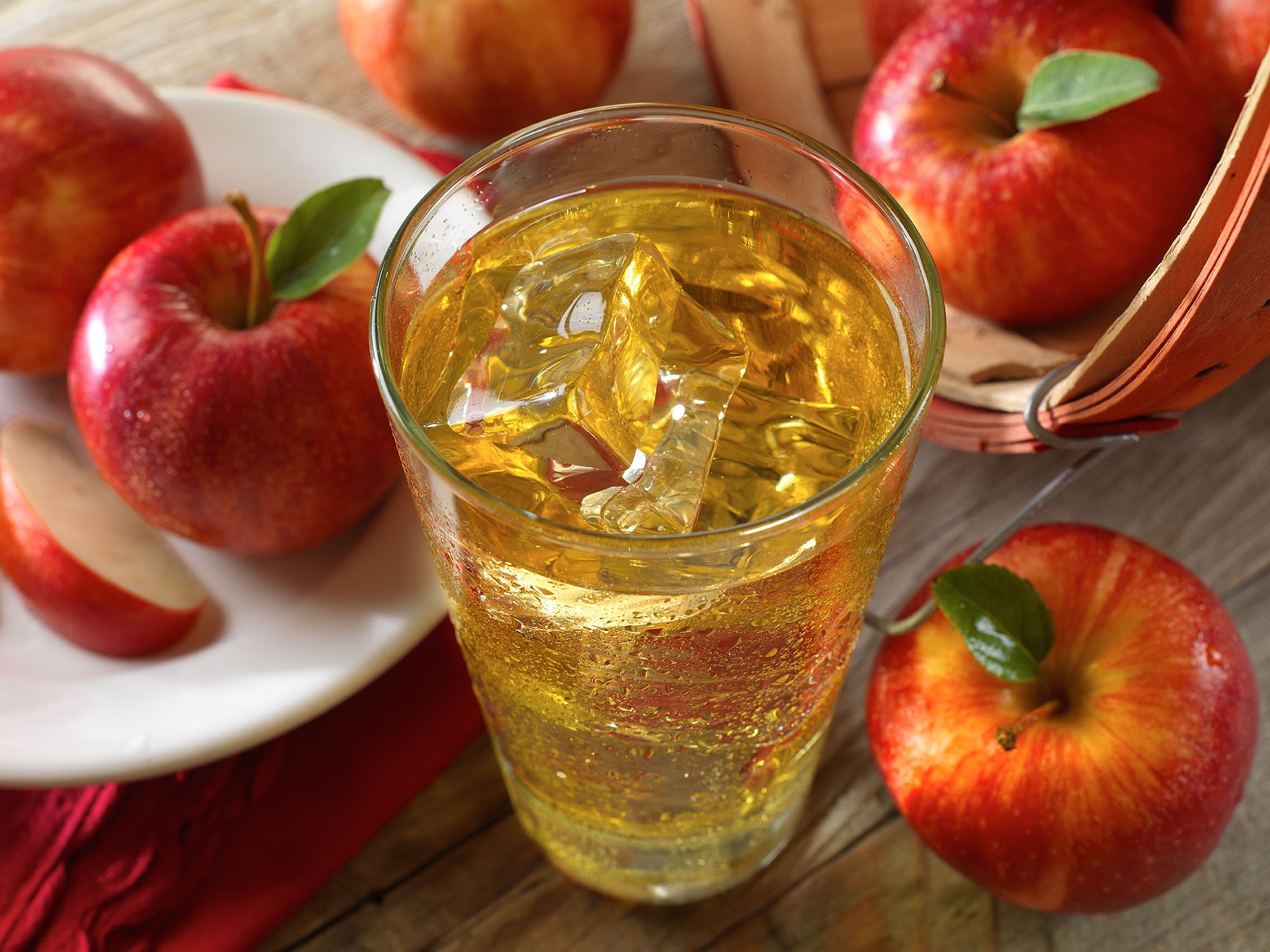 Приготовление яблочно виноградного сока. Яблочный сок. Блюда из яблок. Необычные блюда из яблок. Варенье компот из яблок.