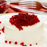 Mousse-salgada-com-caviar-de-groselha-no-prato